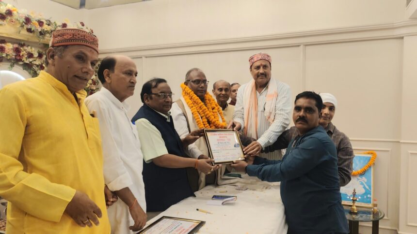 हरिऔध साहित्य सेवा संस्थान द्वारा साहित्यकारों का सम्मान एवं कवि सम्मेलन